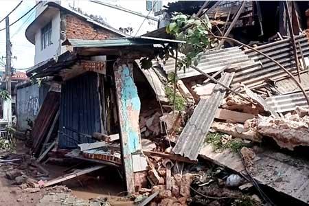 පානදුර නගරයේ පැරණි දෙමහල් ගොඩනැගිලි 5ක් එකවර කඩාවැටෙයි