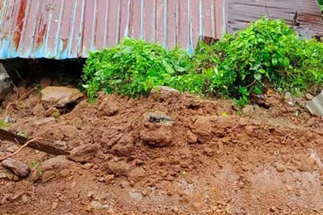 ප්රදේශ කිහිපයකට නායයෑමේ අනතුරු ඇඟවීම්