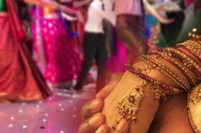හින්දි ගීතයකට මිතුරන් සමග සතුටට නැටූ මනාලයාට සිදු වූ දේ