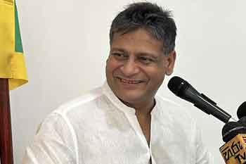 අලුතින් සිතිය හැකි තාරුණ්යයක් සමග ඉදිරියට යා යුතු බව දිලිත් ජයවීර පවසයි