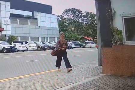 රුසියානු තානාපති කාර්යාලය භීතියට පත් කළ තරුණිය චීනෙට පනින්න යද්දී කොටුවෙයි