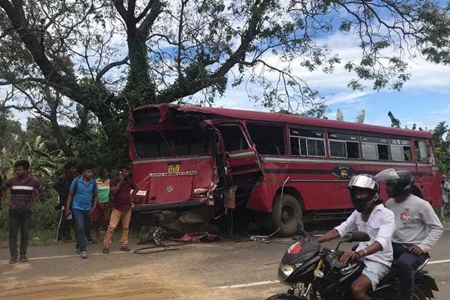 තවත් බස් රථයක් අනතුරක - 7ක් රෝහලට
