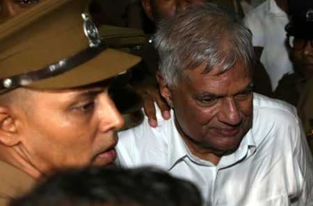 හිටපු ජනපති රනිල් කොළඹ ජාතික රෝහලට මාරු කිරීමට නිර්දේශ