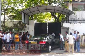 මහින්දගේ නිල නිවසට උදේම ආ පිරිස