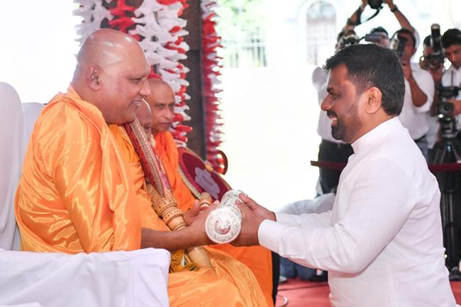 අභිනව අස්ගිරි අනුනායක හිමි ශ්රී සන්නස් පත්ර පිළිගැන්වීම...
