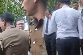 ගල්කිස්ස අධිකරණ පරිශ්රයේ සිද්ධියට නීතීඥවරයා අත්අඩංගුවට ගන්න පොලීසිය ඔහුගේ නිවසට