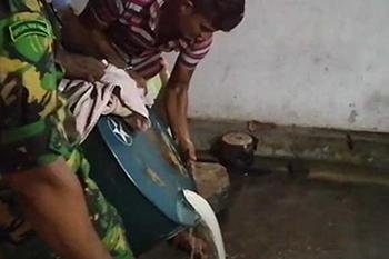 නීතීවිරෝධී මත්පැන් ස්කාගාරයක් වටලයි