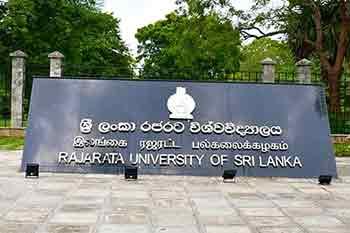 මහාචාර්යවරු හිඟය හේතුවෙන් රජරට විශ්වවිද්යාල සිසුන් අර්බුදයක
