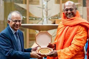 කිරින්දේ අස්සජි හිමි විදෙස් විශ්වවිද්යාලයකින් ජීවිතයේ එක්වරක් පිදෙන සම්මානකින් පිදුම් ලබයි