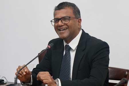 හර්ෂණ සූරියප්පෙරුම අද පස්වරුවේ මුදල් කමිටුව හමුවට පැමිණෙයි
