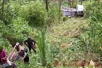 ලොරි රථයක් අඩි 250ක් ප්රපාතයට පෙරළෙයි