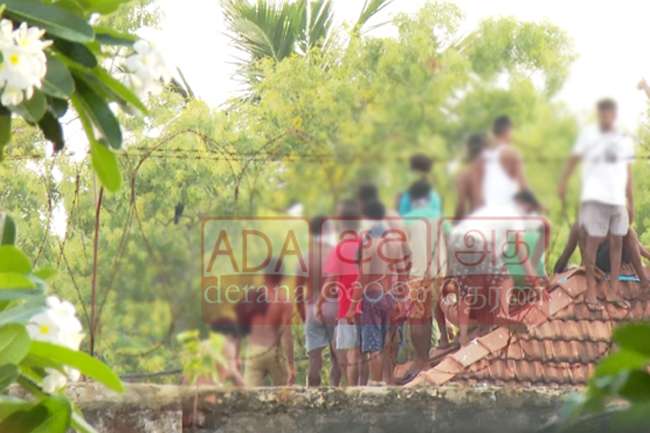 බන්ධනාගාරයේ රැඳවියන් නැග සිටි වහලය කඩා වැටී 4ක් රෝහලට