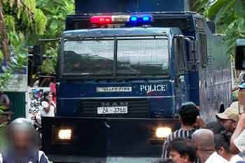 මහර බන්ධනාගාර ගැටුමෙන් රැඳවියෙක් මරුට - හයක් රෝහලේ