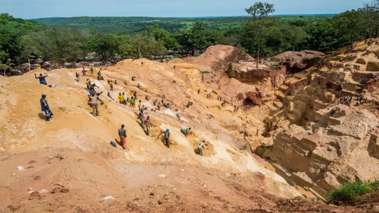 මධ්යම අප්රිකානු ජනරජයේ රන් පතලක් කඩා වැටී 100කට අධික පිරිසක් මරුට