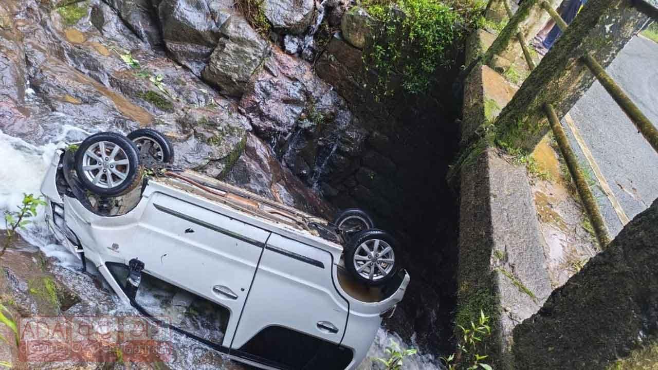 අවාරයේ සිරිපා කරුණා කරන්න ගිය පිරිසක් රැගත් මෝටර් රථය මෝහිනී ඇළට පෙරළෙයි
