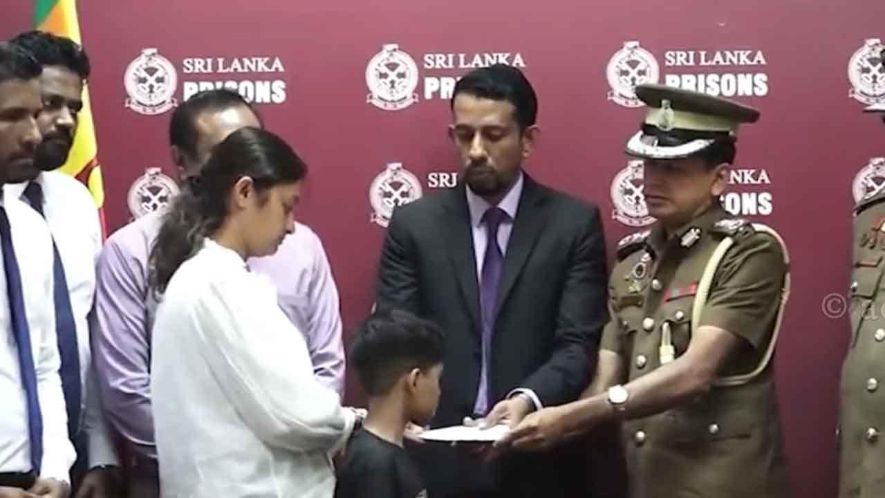 මීගමුව බන්ධානාගාර ගැටුමින් මියගිය නිලධාරීන්ගේ පවුල් වෙත වන්දි මුදල් පිරිනැමේ