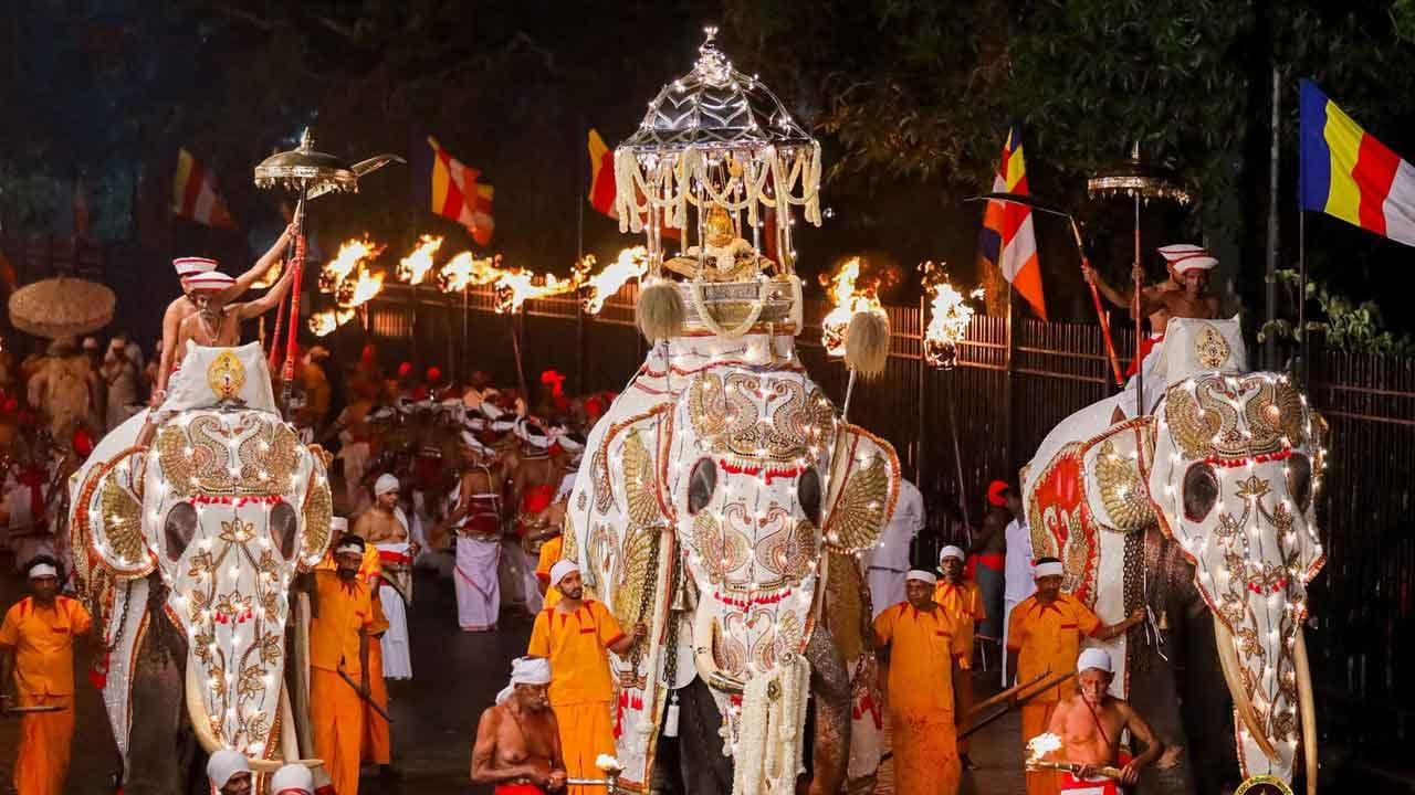 මහනුවර ඇසළ පෙරහැර මංගල්යයේ අවසන් කුඹල් පෙරහැර අද
