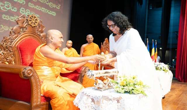 මහා සංඝරත්නයේ නිවැරදි මගපෙන්වීම සමාජයේ ඉදිරි ගමනට මහත් ශක්තියක් - අගමැති හරිනි