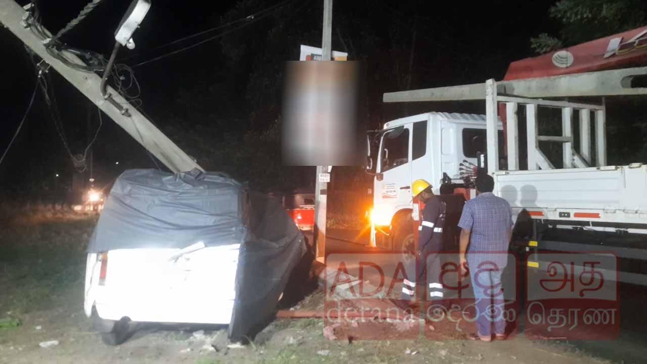 පිළියන්දල - කොට්ටාව පාරේ අධිබලැති විදුලි කණුවක වෑන් රථයක් ගැටී බිහිසුණු අනතුරක්