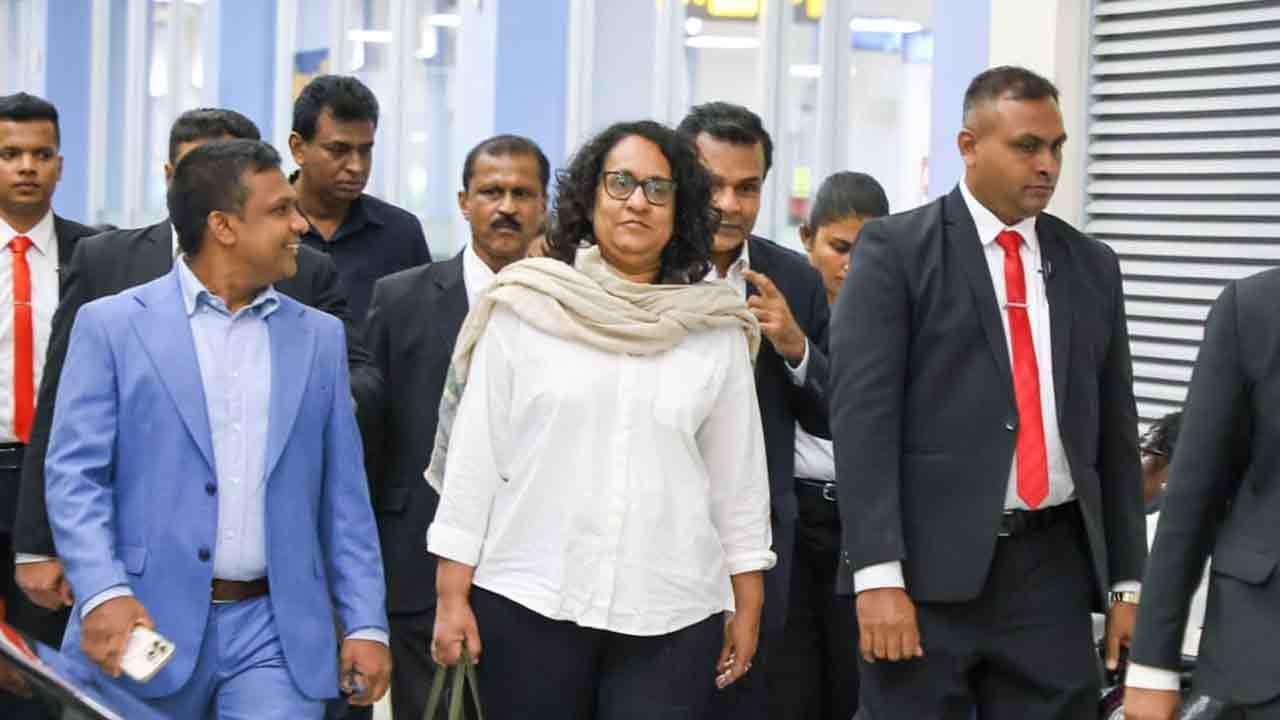 අගමැති හරිනි භූතානය බලා පිටත්ව යයි
