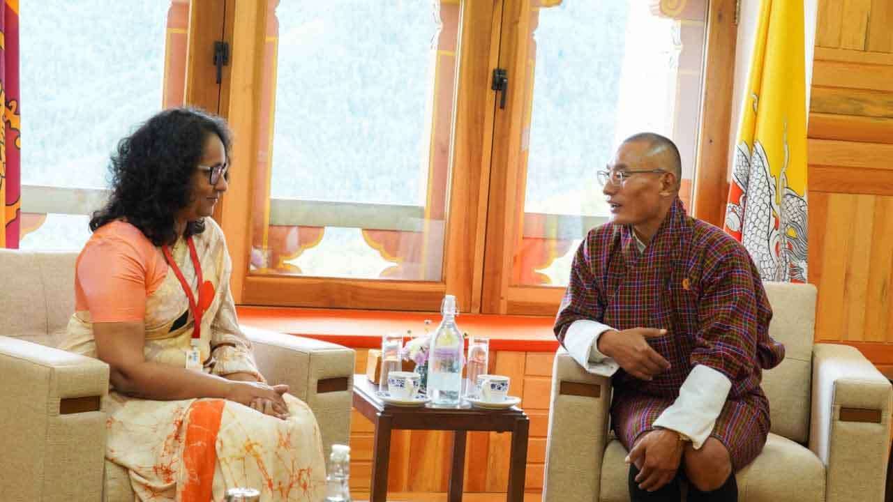 භූතාන සංචාරයේ නිරත අගමැතිනි හරිනි සහ භූතාන අගමැති අතර හමුවක්