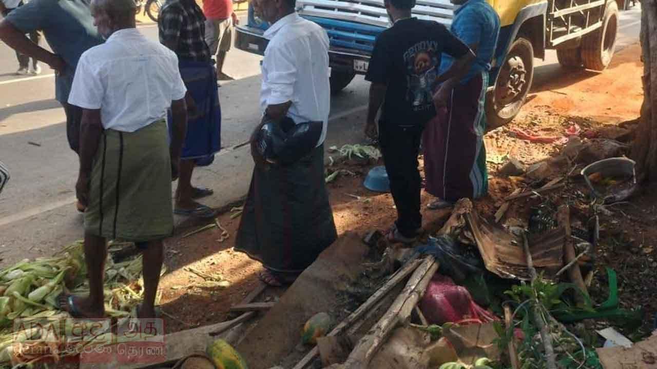 ටිපර් රථයක් පලතුරු කඩේක ගැටී මාරක අනතුරක් - අයෙක් මරුට, තවත් අයෙකුට තුවාල