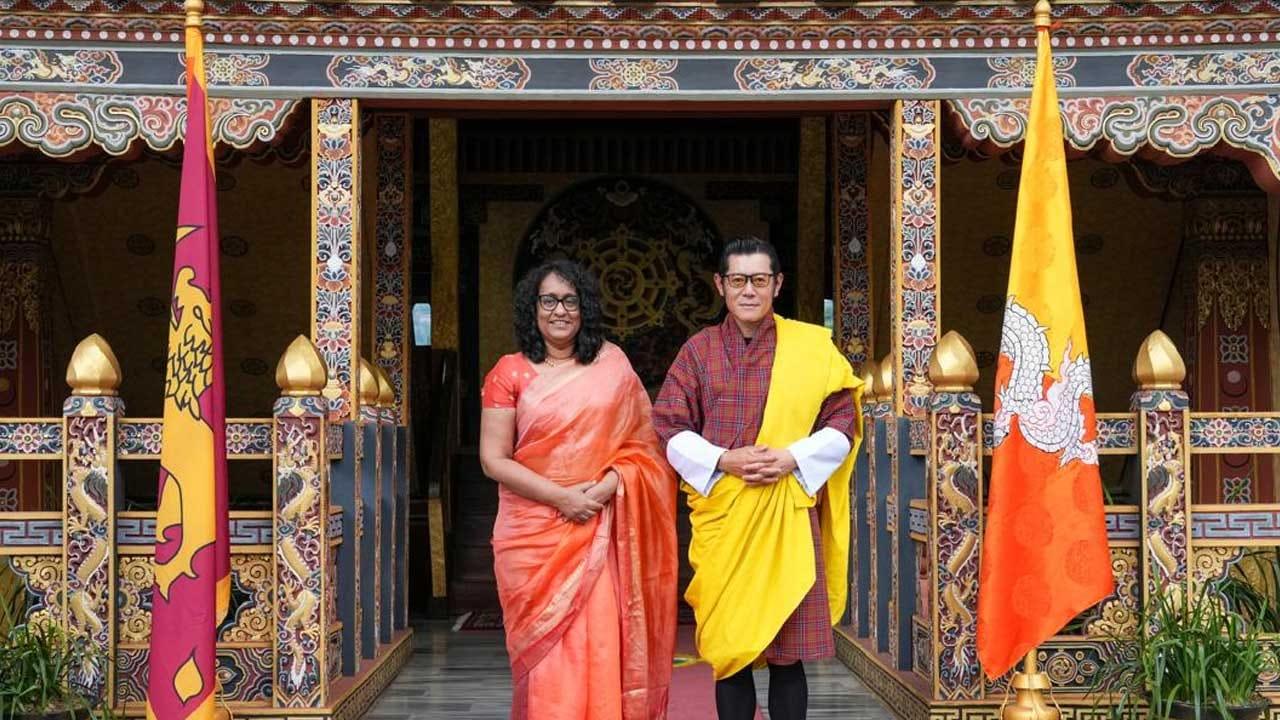 අග්රාමාත්ය හරිනි සහ භූතානයේ වංචුක් රජු අතර හමුවක්