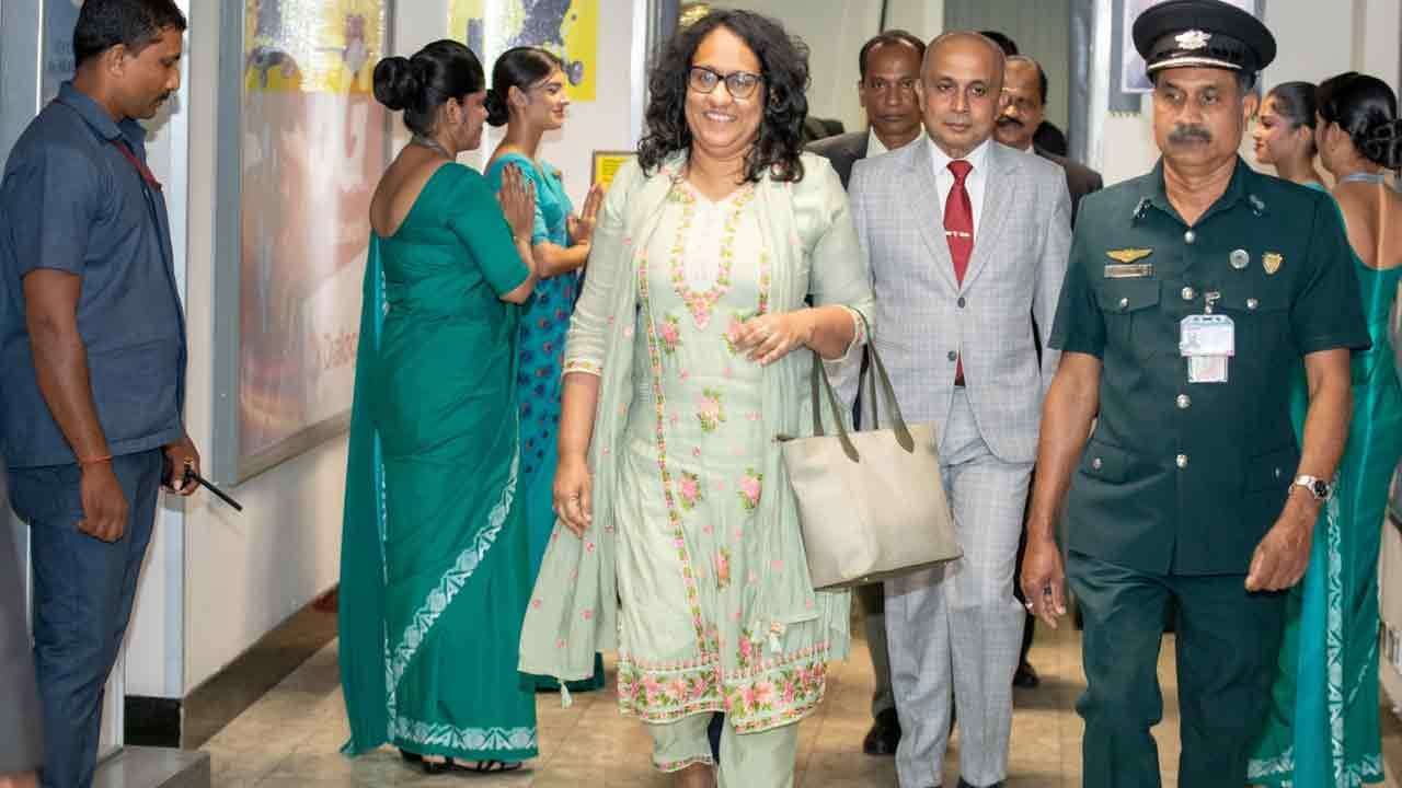 භූතාන සංචාරය නිමවා අගමැතිනිය යළි දිවයිනට