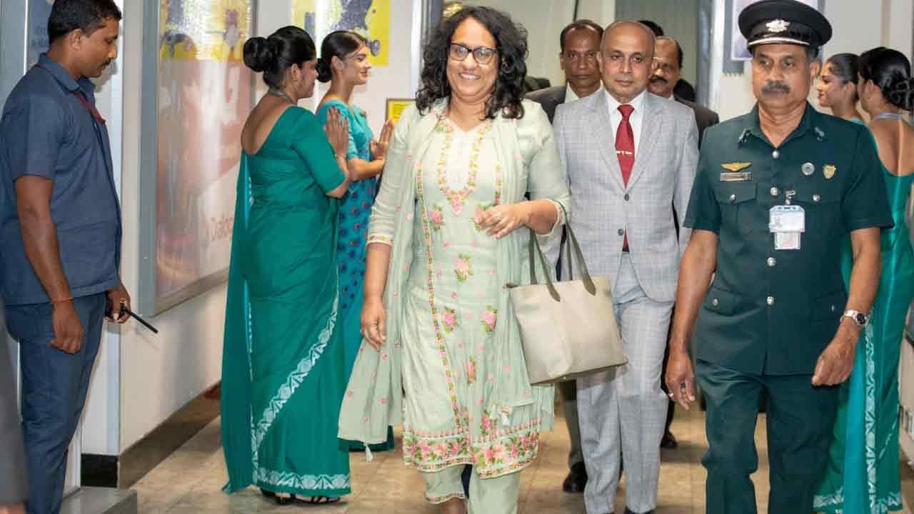 භූතාන සංචාරය නිමවා අගමැතිනිය යළි දිවයිනට