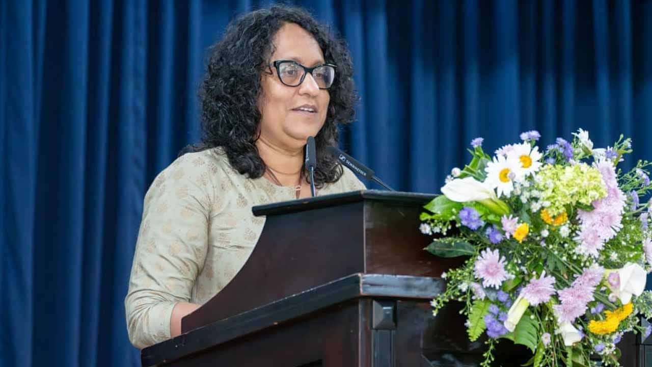 සමාජ මාධ්යයේ භාවිතය ගැන දුක් වන අගමැති හරිනි