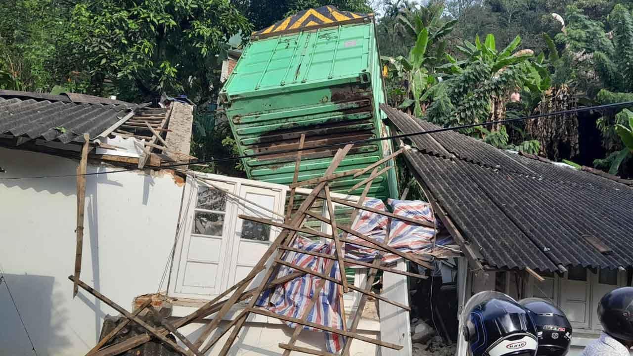 බදුල්ල - මහියංගනය මාර්ගයේදී නිවසක් මතට ලොරියක් පෙරළෙයි