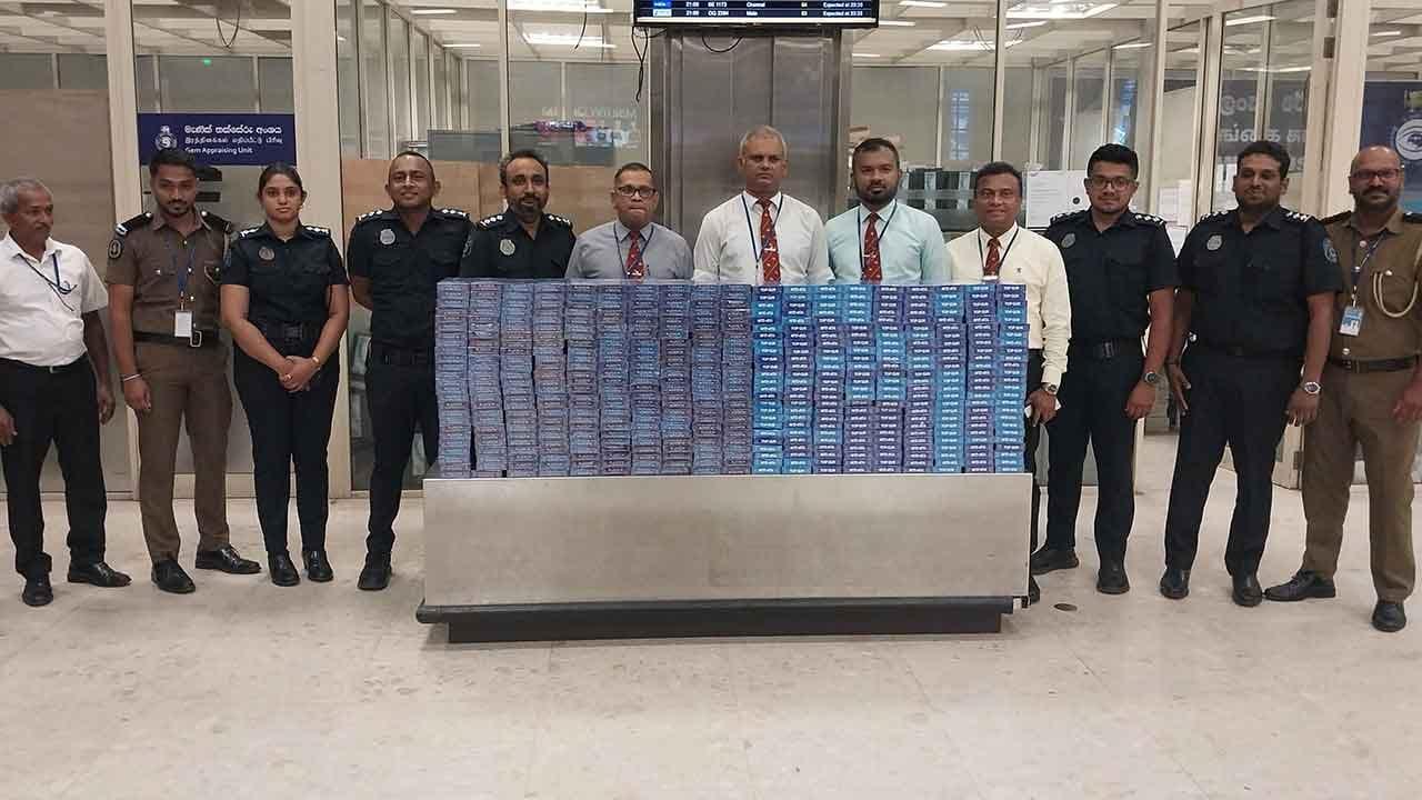 නීතිවිරෝධීව දුම්වැටි තොගයක් රැගෙන ආ දෙදෙනෙකු කටුනායකදී අල්ලයි