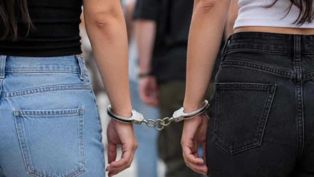 නිවාස සාදා දෙන බව පවසා මුදල් වංචා කළ කාන්තාවන් දෙදෙනෙකු කොටුවෙයි