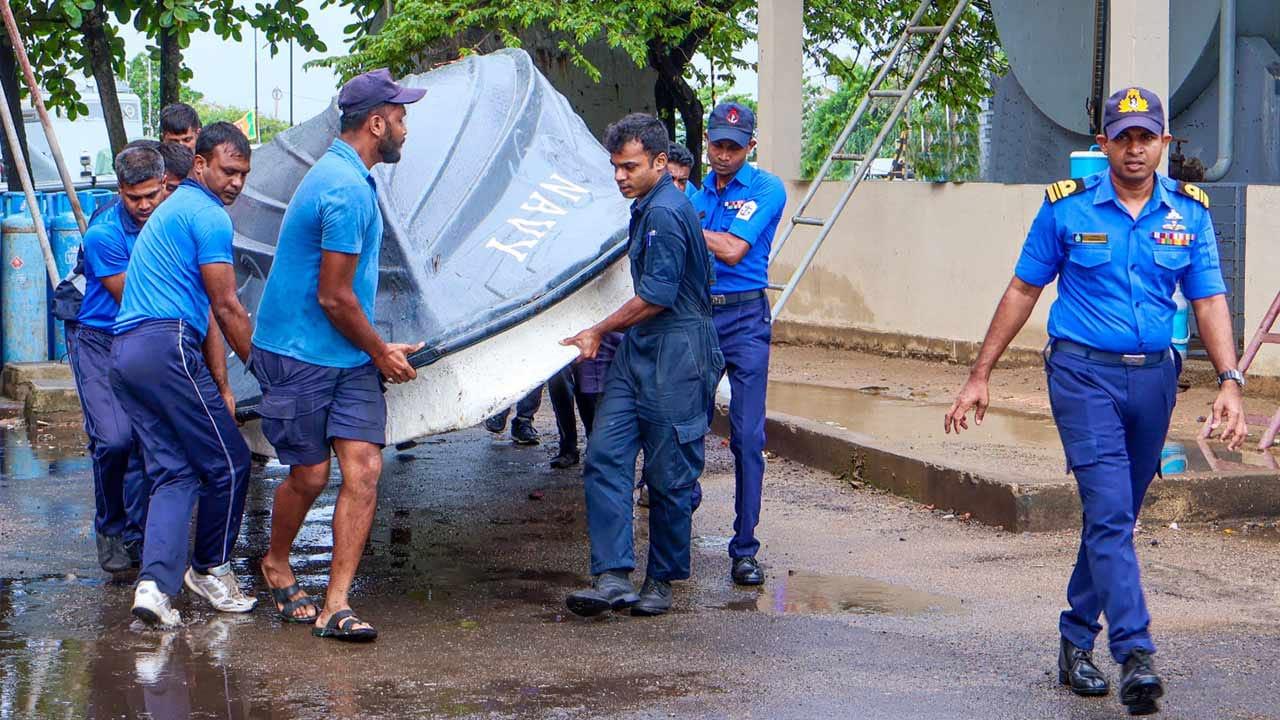 වැසි තත්ත්වය හමුවේ ආපදා සහන මෙහෙයුම් සඳහා නාවික හමුදාව සීරුවෙන්