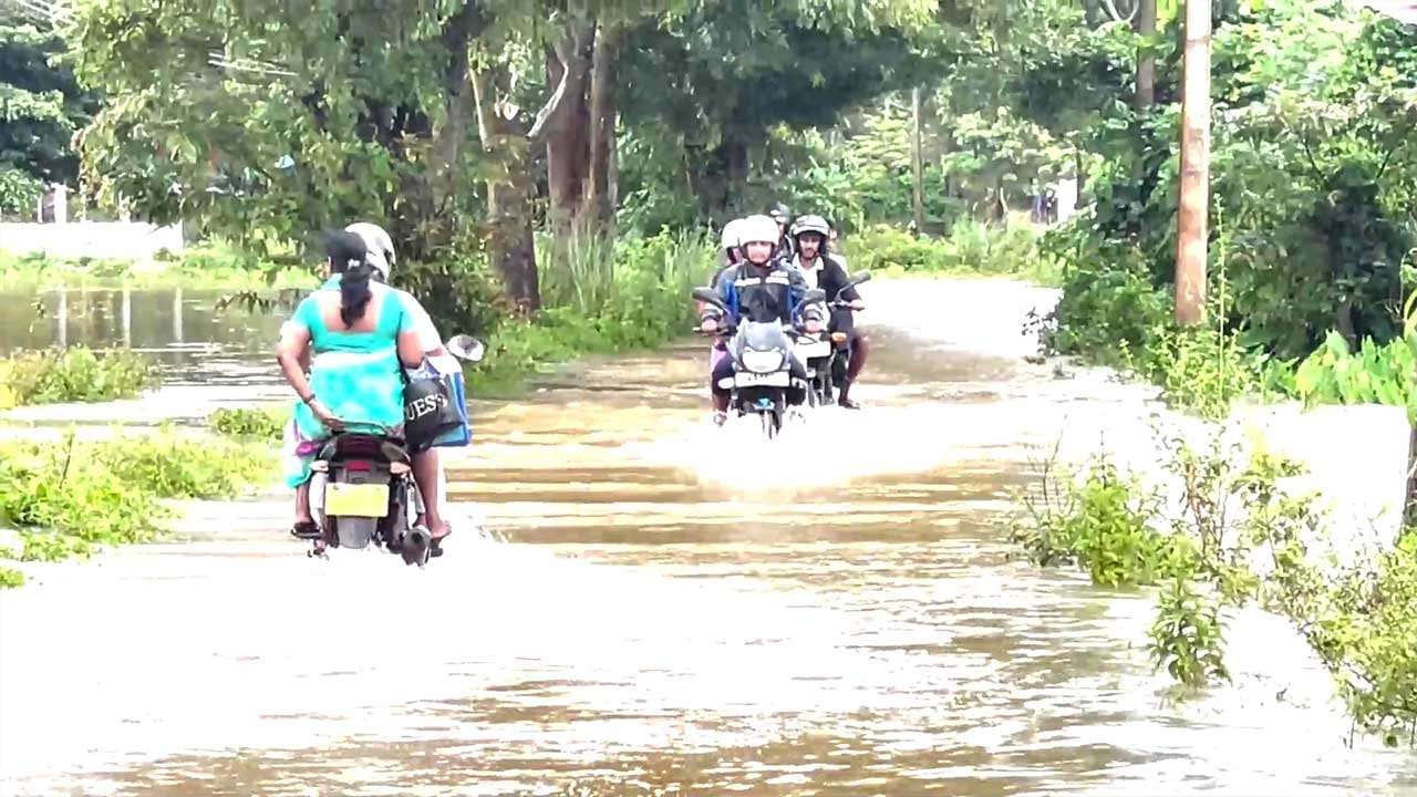 අයහපත් කාලගුණයෙන් මාතර ප්රදේශ රැසක ජන ජීවිතයට දැඩි බාධා - මාර්ග සහ පහත් බිම් ජලයෙන් යටවෙයි