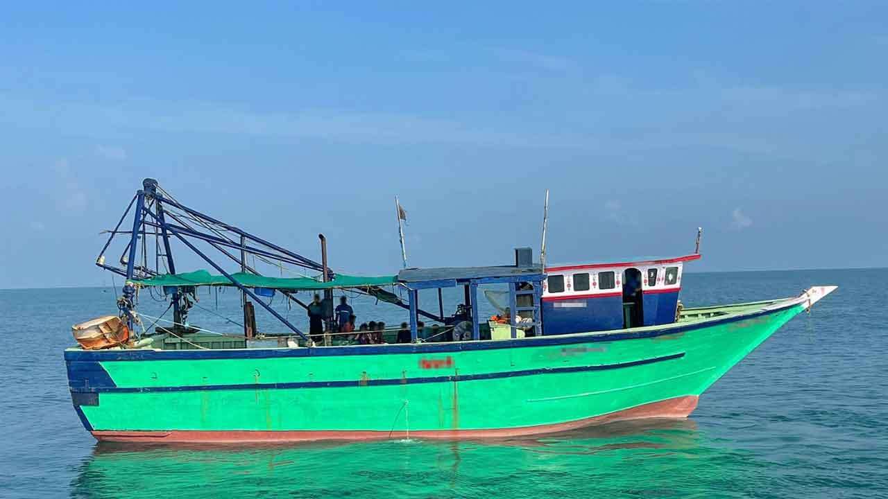 මෙරට මුහුදු සීමාවට ඇතුල් වූ ඉන්දීය ධීවරයින් 9ක් නාවික හමුදා භාරයට