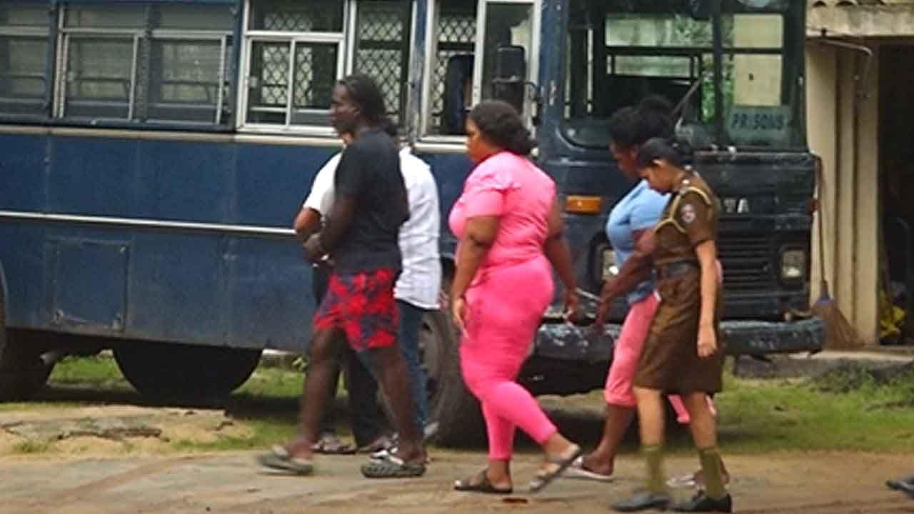 කොකේන් මත්ද්රව්ය සමගින් හසුවූ ජැමෙයිකානු ජාතිකයින් සිව්දෙනාට රැඳවුම් නියෝග