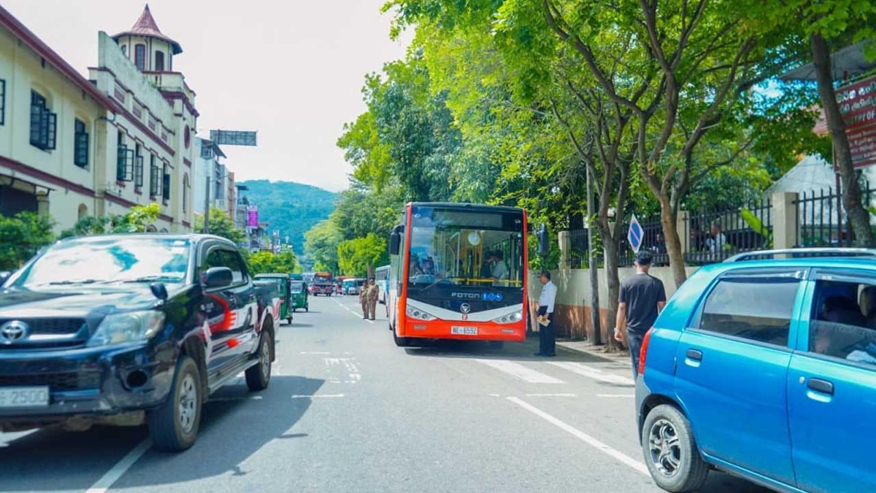 මහනුවරට මෙට්රෝ බස් සේවාව ව්යාප්ත කිරීමේ මුල් පියවර තබයි