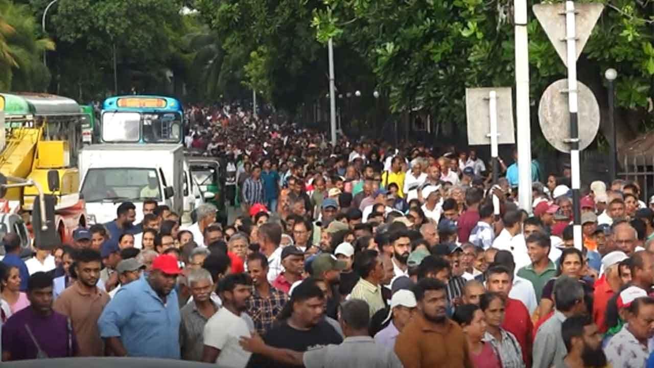 රජයේ වැඩපිළිවෙලට සහාය දක්වමින් ජනවරමේ පුරවැසියෝ කොළඹදී පාගමනක