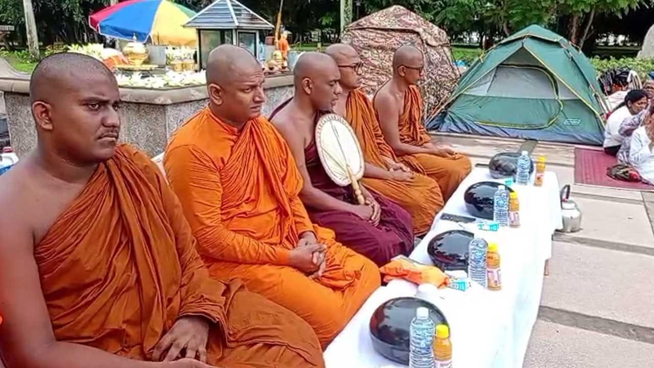 මහ සඟරුවන විහාරමහා දේවී උද්යානයේ ආරම්භ කළ සත්යග්රහයේ සයවන දිනය