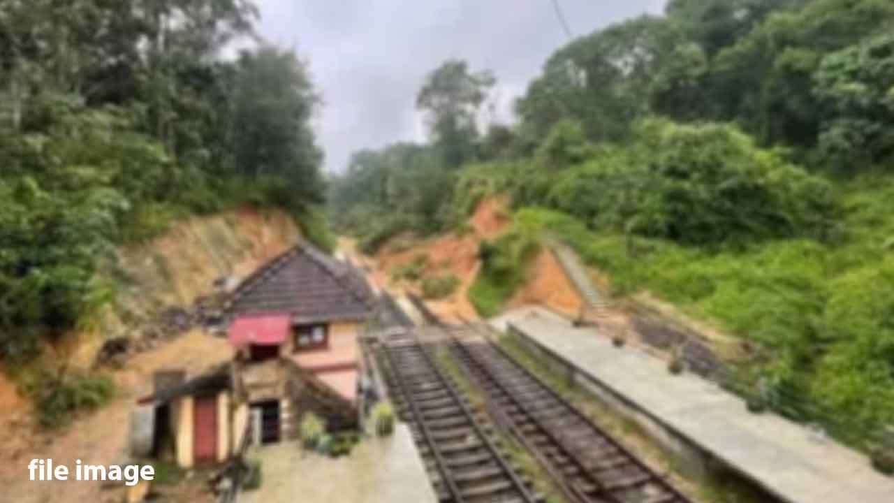 කඩිගමුව කන්දේ පස් අදත් දුම්රිය මාර්ගයට