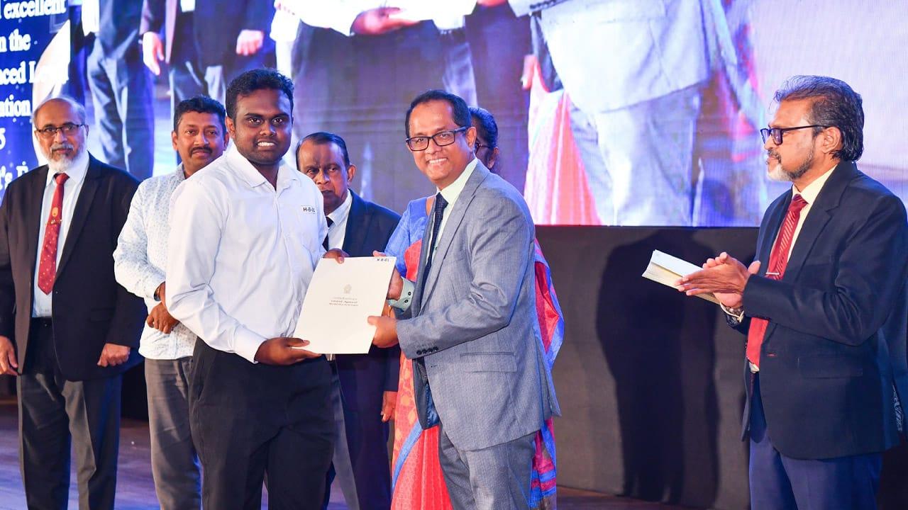 ජනාධිපති අරමුදලින් දකුණු පළාතේ 2025 උසස් පෙළ විශිෂ්ටයෝ ඇගයෙති