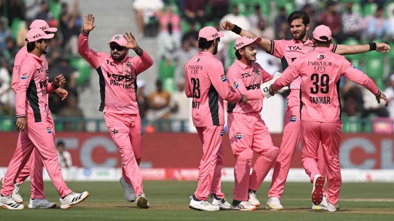 එංගලන්තයට එරෙහි සටනට රෝස ජර්සියෙන් ආ පාකිස්තානය