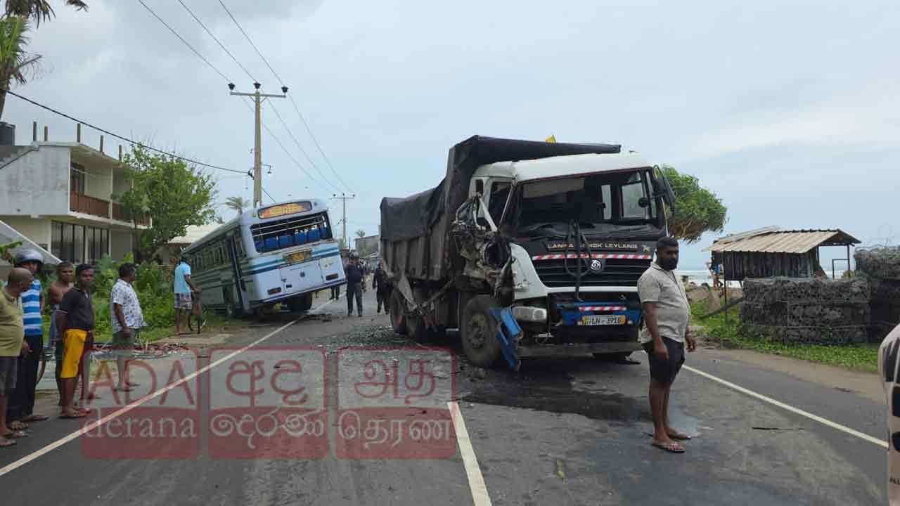 අහංගමදී බස් - ටිපර් අනතුරක් - පස්දෙනෙකු රෝහලට