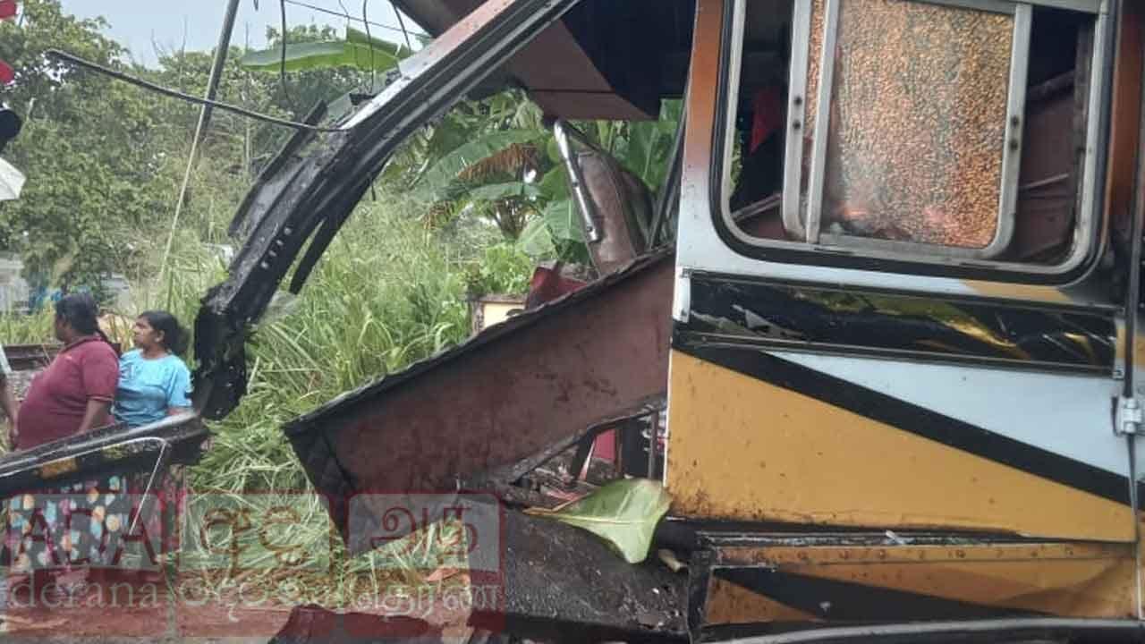 හබරාදුව දුම්රිය - බස් අනතුර - බස් රථයේ ධාවන බලපත්රය තාවකාලිකව අත්හිටුවයි