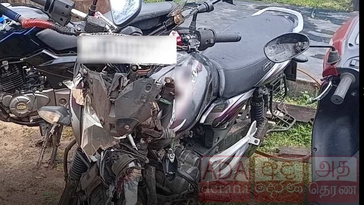 අධික වේගයෙන් ගිය යතුරුපැදිය ලයිට් කණුව කඩාගෙන යයි - අවුරුදු 21ක තරුණයෙකු මරුට